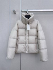 ЖЕНСКИЙ МОЛОЧНЫЙ ПУХОВИК MAX MARA