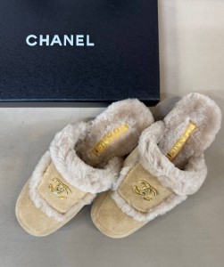 ЖЕНСКИЕ ЗАМШЕВЫЕ МЮЛИ С МЕХОМ CHANEL БЕЖЕВЫЕ