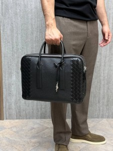МУЖСКОЙ ЧЕРНЫЙ КОЖАНЫЙ ПОРТФЕЛЬ BOTTEGA VENETA